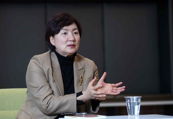 재직 시절 동료 교수로부터 성추행을 당한 사실을 학교에 알린 뒤 재임용 부적격 통보 받은 남정숙 전 성균관대 교수가 22일 중앙일보와 인터뷰하고 있다. 김상선 기자