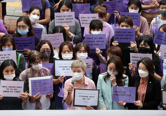 한국성폭력상담소와 한국여성의전화 등 8개 여성단체 관계자들이 고 박원순 전 서울시장 위력에 위한 성폭력 사건의 국가인권위원회 직권조사 촉구 행진을 벌인 뒤 인권위 앞에서 기자회견을 하고 있다. 김상선 기자