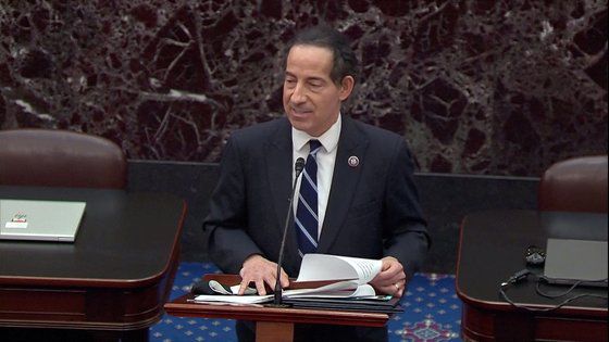 미 하원 탄핵소추위원단장인 제이미 래스킨 하원의원이 25일 상원 본회의장에서 도널드 트럼프 전 대통령에 대한 탄핵소추안을 낭독하고 있다. [로이터=연합뉴스]