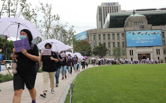 한국성폭력상담소와 한국여성의전화 등 8개 여성단체 관계자들이 고 박원순 전 서울시장 위력에 위한 성폭력 사건의 국가인권위원회 직권조사 촉구 기자회견을 한 뒤 인권위로 출발하고 있다. 김상선 기자