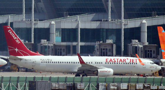 지난해 3월 인천공항에 계류된 이스타항공 여객기. 연합뉴스