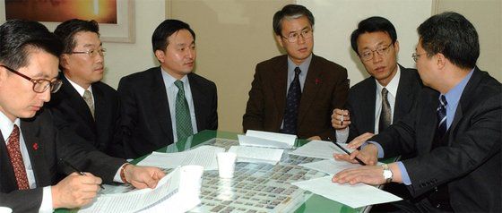 원희룡 제주도지사는 1999년 한나라당에 입당하면서 개혁을 주도해왔다. 2002년 12월 한나라당 소장 개혁파 모임인 미래연대 회원들과 당 지도부 사퇴 등 현안을 논의하고 있다.