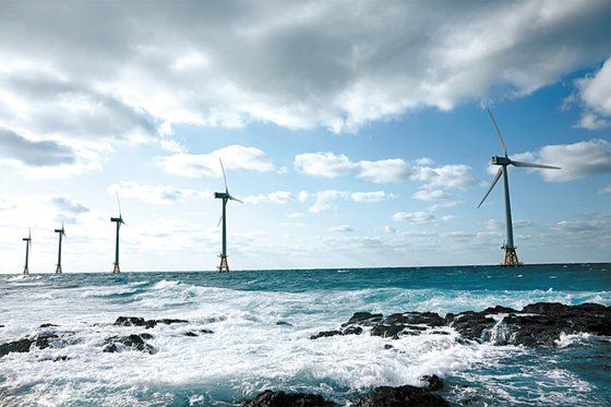 제주도는 한국형 친환경 산업의 정책 테스트 베드 역할을 하고 있다. 2017년 11월부터 가동 중인 제주도 한경면의 30㎿ 규모 탐라해상풍력발전 단지. 약 2만4000 가구에 전기를 공급할 수 있다. / 사진:제주도