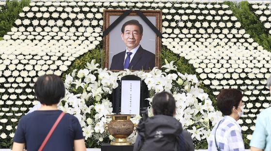 지난해 7월 11일 시민들이 서울시 청사 앞에 마련된 고 박원순 시장 분향소에서 조문을 하고 있다. 임현동 기자