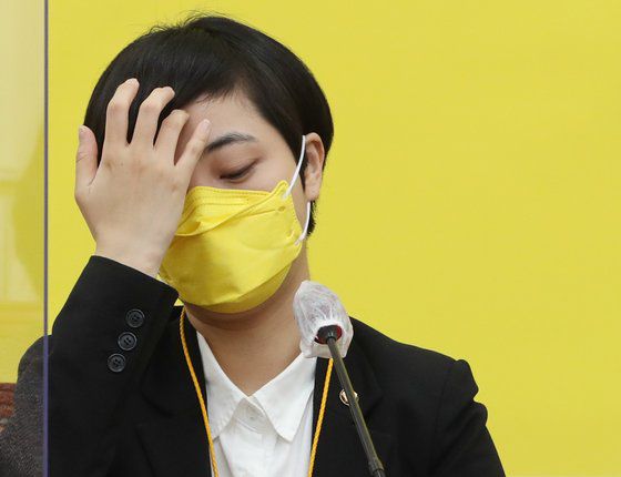 정의당 김종철 대표의 성추행 사건으로 김 대표를 당 대표직에서 직위해제하고 26일 오전 서울 여의도 국회에서 열린 의원총회에서 강은미 원내대표가 대국민사과 하는 사이 류호정 의원이 잔뜩 굳은 표정을 짓고 있다. 오종택 기자