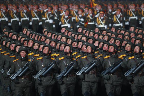 지난 14일 평양에서 열린 제8차 당 대회 기념 열병식에서 북한군이 행진하고 있다. [뉴스1]