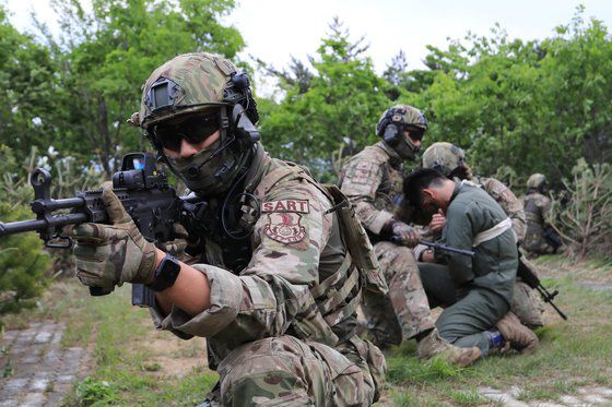 지난해 5월 공군 6탐색구조비행전대 항공구조사들이 강원도 영월 산악지역에서 열린 '전투생환 및 산악구조 훈련'에서 조난당한 조종사를 헬기로 구출하기 위해 엄호하고 있다. [공군]