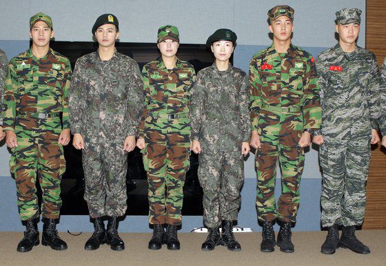 2011년 국방부가 신형 전투복을 공개했다. 왼쪽부터 육군 구형, 육군 신형, 육군 여군 구형, 육군 여군 신형, 해병대 구형, 해병대 신형 [중앙포토]