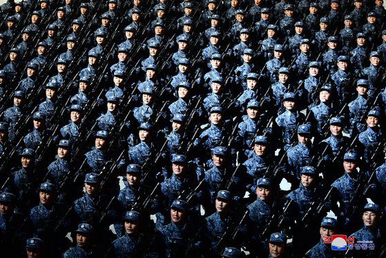 지난 14일 평양에서 열린 제8차 당 대회 기념 열병식에서 북한군이 행진하고 있다. [연합]