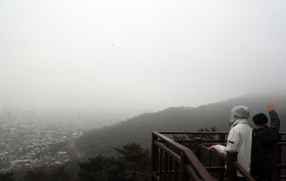 지난 22일 짙은 안개가 낀 서울 도심. 1일 비가 내린 뒤에도 안개가 짙게 낄 것으로 보인다. 뉴스1