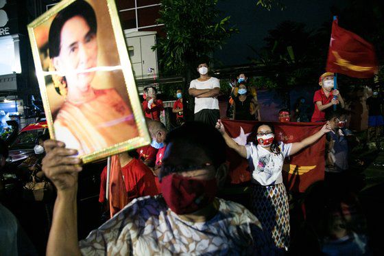 지난해 11월 총선에서 승리를 거둔 미얀마 민주주의 민족동맹(NLD)의 지지자들이 아웅산 수지 여사의 사진과 깃발을 흔들며 환호하고 있다. [AFP=연합뉴스]