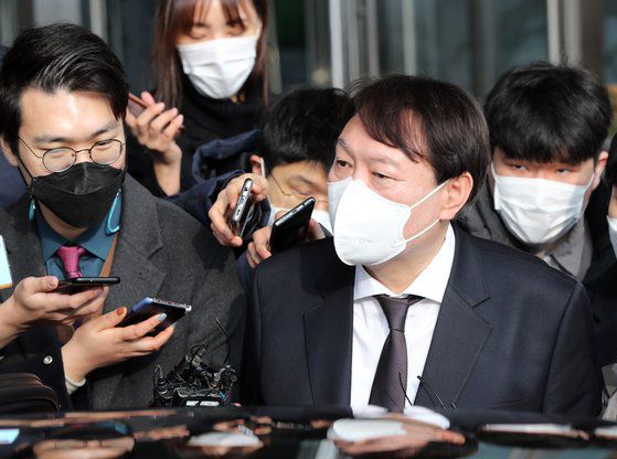 윤석열 검찰총장이 1일 오전 박범계 신임 법무부 장관 예방을 마친 뒤 정부과천청사 법무부 청사를 나서며 취재진의 질문을 받고 있다. 김경록 기자