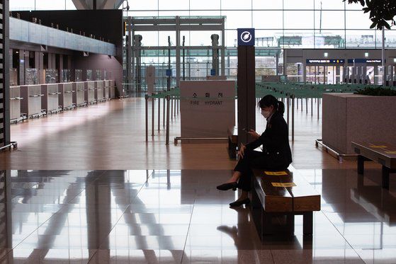 국민 10명 가운데 7명은 신종 코로나바이러스 감염증(코로나19)으로 인해 스트레스를 받는다는 연구 결과가 나왔다. 뉴스1