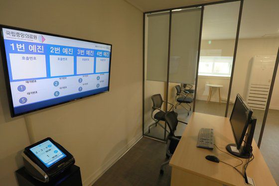 1일 오전 서울 중구 국립중앙의료원 중앙예방접종센터 내 예진·접종 전 대기실이 공개되고 있다. 뉴스1