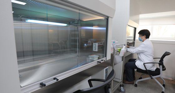 1일 서울 중구 국립중앙의료원 코로나19 백신 중앙예방접종센터에서 의료진이 클린벤치를 점검하고 있다. 연합뉴스