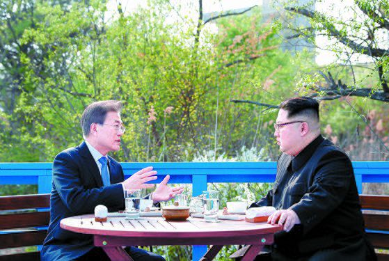문재인 대통령과 북한 김정은 국무위원장이 2018년 4월 27일 오후 판문점 도보다리에서 대화하고 있다. 연합뉴스