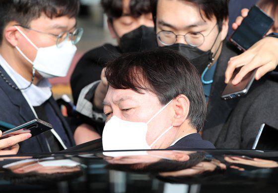 윤석열 검찰총장이 1일 오전 박범계 신임 법무부 장관 예방을 마친 뒤 정부과천청사 법무부 청사를 나서며 취재진의 질문을 받고 있다. 김경록 기자