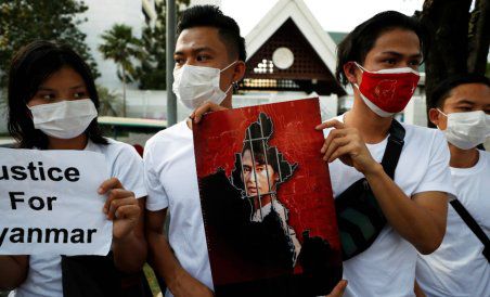 지난 1일 아웅산 수지 국가고문이 구금되고 미얀마 군부가 쿠데타를 선언하자 일부 시민들이 이에 항의하는 표시로 시위를 벌이고 있다. [트위터]