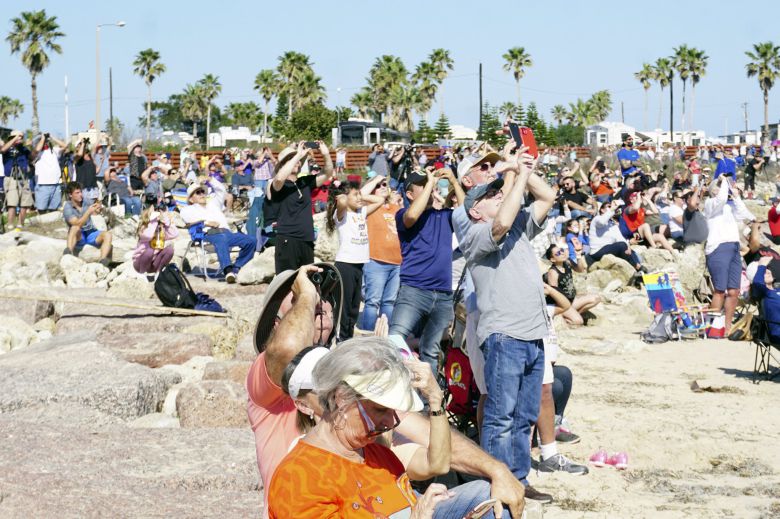 2일 미국 텍사스주 보카치카에서 시민들이 스타십 SN9의 시험비행을 지켜보고 있다.AP=연합뉴스