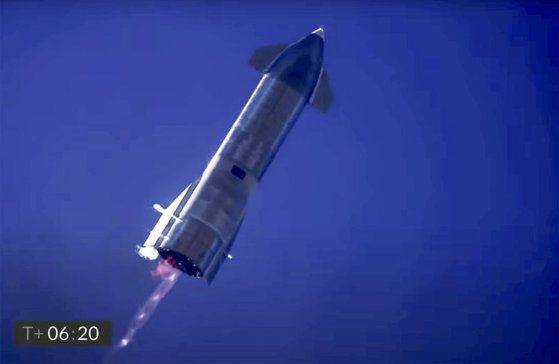 스페이스X 시제품 스타십 SN9이 2일(현지시간) 미국 텍사스주 보카치카에서 발사돼 시험비행을 하고 있다. 로이터=연합뉴스