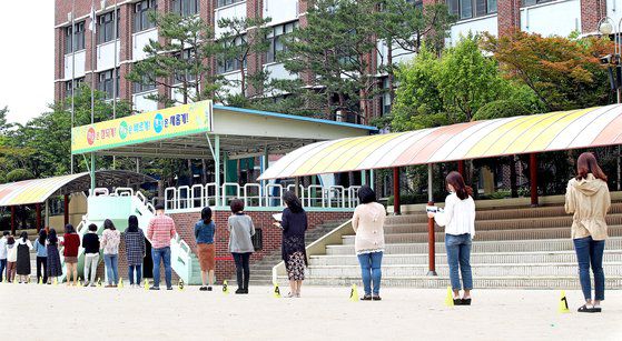 지난해 5월 경기도 수원시 한일초등학교에서 교사들이 등교 수업을 앞두고 코로나19 예방을 위한 거리 두기 등교 동선을 익히는 모습. 연합뉴스