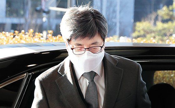 김명수 대법원장이 4일 오전 서울 서초구 대법원으로 출근하고 있다. [연합뉴스]