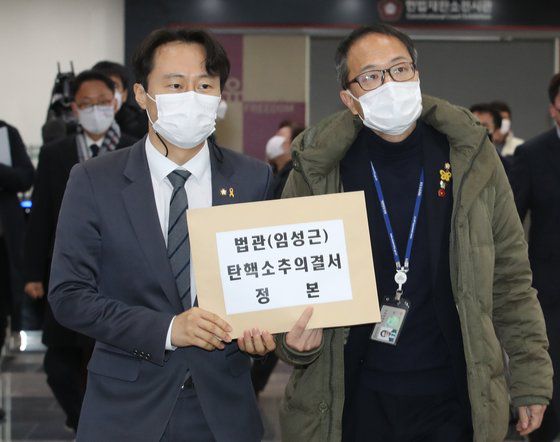 국회 법제사법위원회 더불어민주당 박주민 의원(오른쪽)과 이탄희 의원이 4일 오후 서울 종로구 재동 헌법재판소 별관에서 임성근 판사 탄핵소추 의결서 정본을 제출하기 위해 민원실로 향하고 있다. 연합뉴스