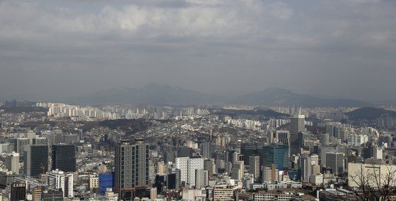 초미세먼지 농도가 '나쁨' 수준을 보이고 있는 31일 서울 중구 남산에서 바라 본 서울 하늘에 도심 위로 옅은 미세먼지 띠가 보이고 있다. 뉴스1