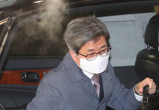 김명수 대법원장이 5일 오전 서울 서초구 대법원으로 출근하고 있다.연합뉴스