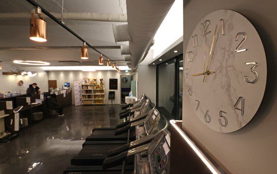 2일 서울의 한 헬스장이 정부의 코로나19 방역 지침에 항의하며 오후 9시 이후 영업하지 않고 업소에 불을 켜 놓는 오픈 시위를 하고 있다.   연합뉴스
