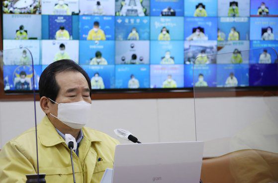 정세균 국무총리가 6일 오전 정부서울청사에서 열린 신종 코로나바이러스 감염증(코로나19) 대응 중앙재난안전대책본부(중대본) 회의를 주재하며 발언하고 있다. 연합뉴스