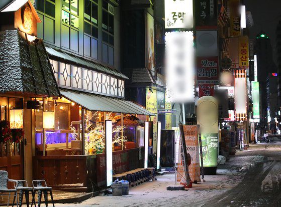 정부의 ‘밤 9시 이후 영업 제한’ 조치가 설 연휴까지 연장되자, 자영업자들이 ‘무기한 점등 시위’에 돌입했다. 3일 밤 9시 이후 서울 시내 한 식당이 불을 켜놓고 있다. 뉴스1