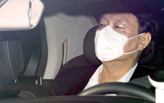 8일 윤석열 검찰총장이 대검찰청으로 출근하고 있다. 연합뉴스