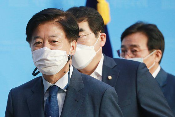 지난해 10월 5일 노웅래(왼쪽) 위원장과 위원들이 서울 여의도 국회 소통관에서 열린 더불어민주당 미디어·언론상생TF 발족 기자회견을 마치고 나서고 있다. 오종택 기자