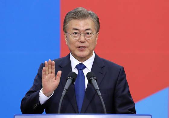 문재인 대통령이 2017년 5월 10일 국회 본청 로텐더홀에서 열린 취임선서 행사에서 제19대 대통령 취임 선서를 하고 있다. 청와대사진기자단