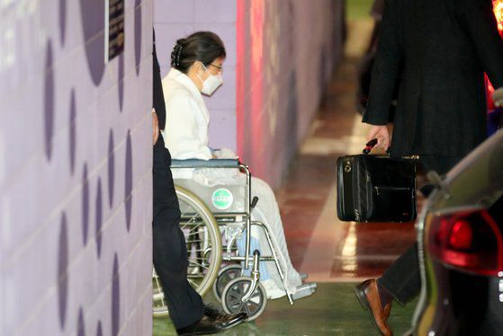 박근혜 전 대통령이 9일 오후 서울 서초구 서울성모병원을 나오고 있다. 연합뉴스