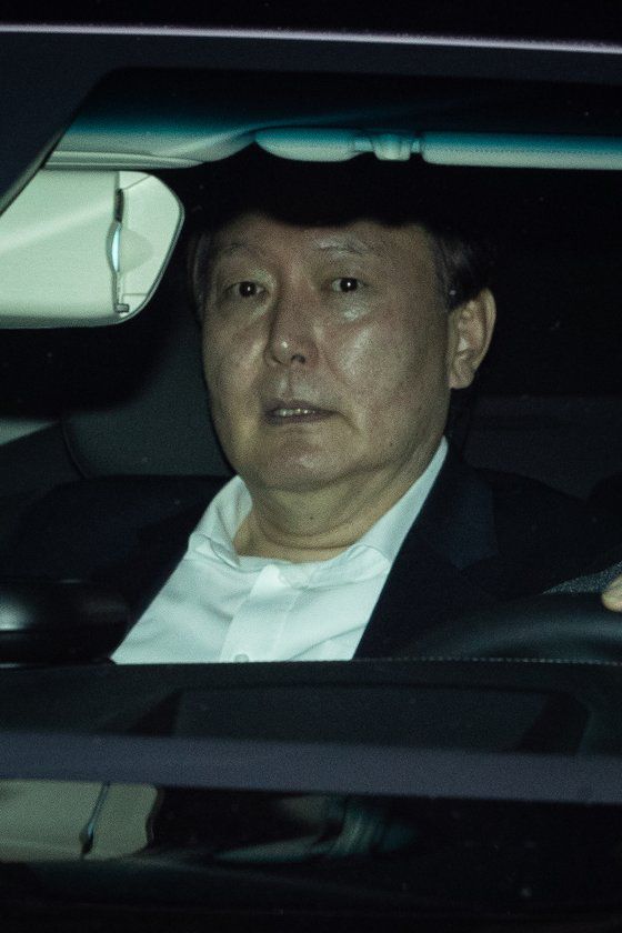 김진욱 공수처장과 윤석열 검찰총장이 8일 서울 서초구 대검찰청에서 처음 대면했다. 회동을 마치고 윤 총장이 대검찰청을 나서고 있다. 뉴스1