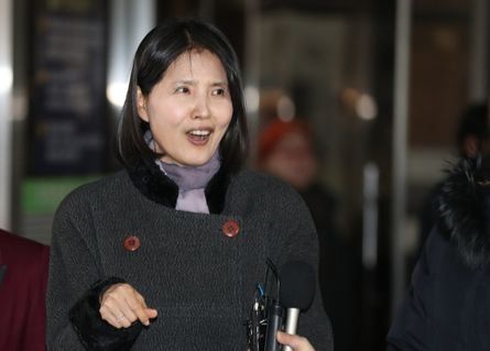 고은 시인의 성추행 의혹을 폭로했다가 손해배상청구소송을 당한 최영미 시인이 2019년 2월 15일 오후 서울 서초구 서울중앙지법에서 열린 선고공판이 끝난 뒤 법정을 나서고 있다. 연합뉴스