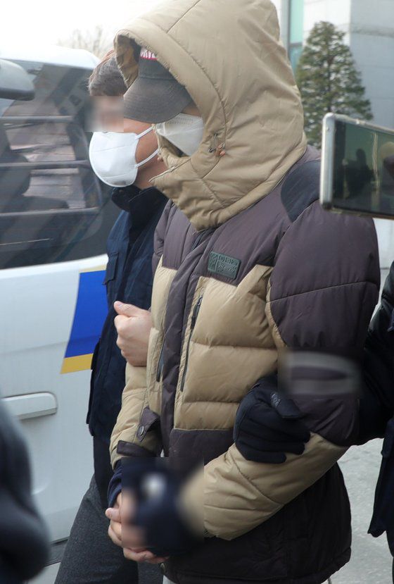 지난 9일 사망한 생후 2주 된 아이를 학대해 숨지게 한 혐의의 20대 부모에 대한 구속영장 실질심사(구속 전 피의자 심문)가 군산지원에서 열렸다. 법원은 도주의 우려가 있다며 이들의 구속을 결정했다. 뉴스1