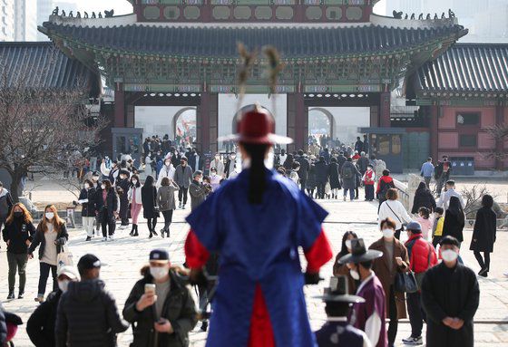 설 연휴 사흘째인 13일 오후 경복궁을 찾은 시민들이 초봄처럼 포근한 날을 맞아 나들이를 즐기고 있다. 연합뉴스