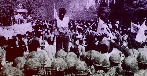 5·18 당시 시민들과 계엄군 사이에서 가두방송하는 전옥주씨의 모습. 전씨는 영화 ‘화려한 휴가’에서 배우 이요원이 열연한 '신애'의 모티브가 된 인물이다. 연합뉴스