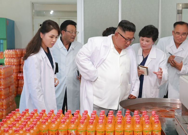 지난 2018년 7월 북한 조선중앙통신이 보도한 김정은 위원장이 부인 이설주 여사와 함께 강원도 송도원종합식료공장을 시찰하는 모습. 조선중앙통신=연합뉴스