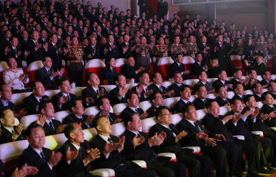 공개된 사진속에는 코로나 시국임에도 김정은 위원장 내외를 비롯한 이날 공연장에 참석한 모두가 마스크를 착용하지 않았다. 노동신문=연합뉴스