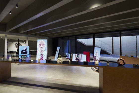 젠틀몬스터 하우스 도산 지하 층에 자리한 디저트 카페 '누데이크.' 케잌 진열장 뒷편으로 이탈리아 비주얼 아티스트 안드레아 아르티미시오와 협업한 미디어 설치 작품이 놓여있다. 사진 젠틀몬스터