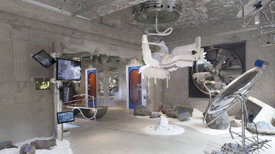 패션브랜드 아더에러가 성수동에 문을 연 '아더 스페이스 2.0' 전경. 옷보다 설치 작품들이 눈에 띈다. 사진 아더에러 공식 인스타그램