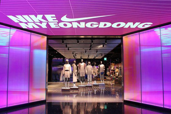 LED 스크린으로 '미래 스포츠' 콘셉트 구현한 나이키의 초대형 매장. 사진 나이키 코리아