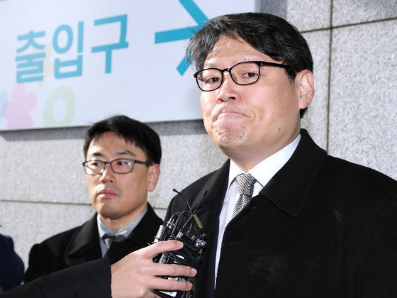 이광철 대통령비서실 민정비서관이 지난해 1월 서울 서초구 서울중앙지검으로 출석하고 있다. '친(親) 조국 라인'으로 분류되는 이 비서관은 청와대의 울산시장 선거 개입 의혹과 관련해 검찰 조사를 받았다. 연합뉴스