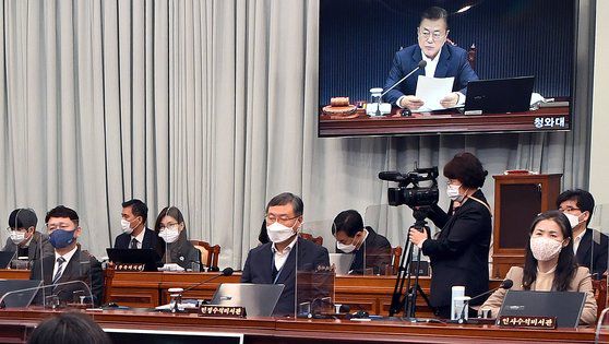 문재인 대통령이 16일 청와대에서 열린 제7회 국무회의에서 모두 발언을 하고 있다. 회의에 참석한 신현수 민정수석(가운데)의 모습이 보인다. 청와대사진기자단
