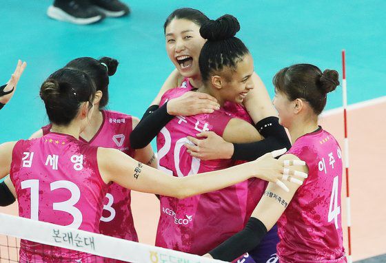 19일 오후 인천 계양체육관에서 열린 프로배구 '2020-21시즌 도드람 V리그' 여자부 흥국생명과 KGC인삼공사의 경기에서 흥국생명 김연경과 선수들이 득점 성공에 기뻐하고 있다. 뉴스1