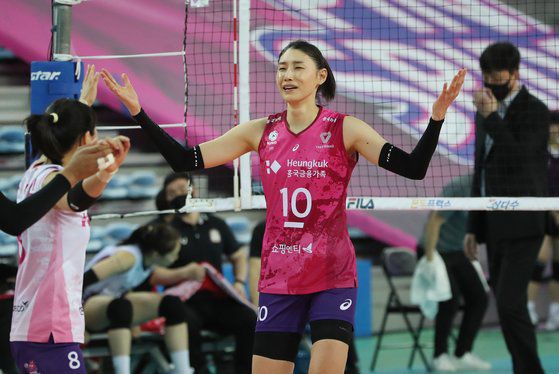 19일 저녁 인천 계양체육관에서 열린 프로배구 '2020-21시즌 도드람 V리그' 여자부 흥국생명과 KGC인삼공사의 경기에서 흥국생명 김연경이 승리 득점을 성공한 뒤 기뻐하고 있다. 흥국생명은 이날 KGC인삼공사를 상대로 세트스코어 3대1로 승리했다. 뉴스1